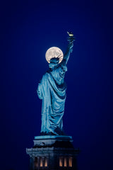 Moonrise behind Liberty Poster och Canvastavla