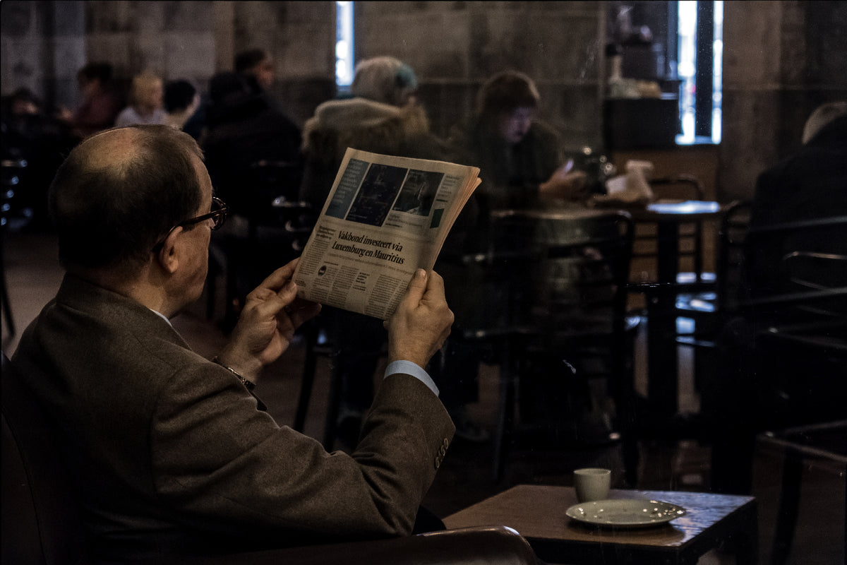 newspaper man Poster och Canvastavla