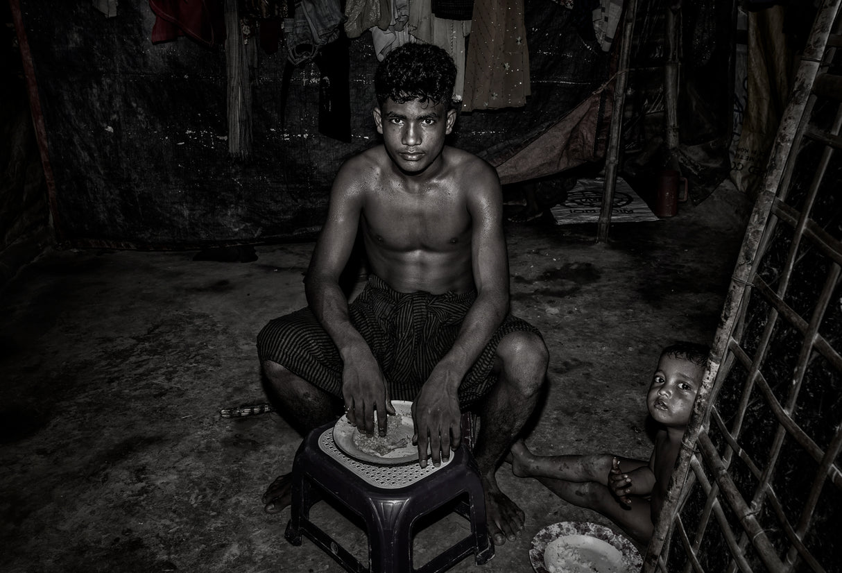 Lunch time at a Rohingya refugee home. Poster och Canvastavla