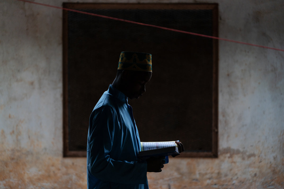 Reading Quran Poster och Canvastavla