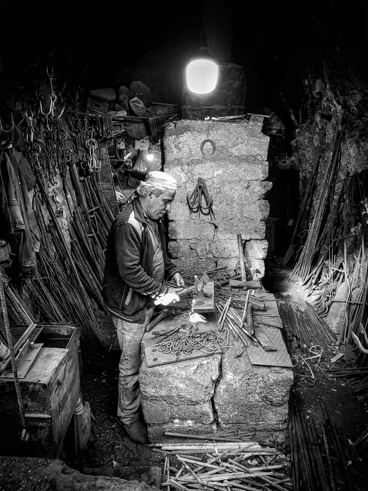 The traditional blacksmithing profession in the city of Mosul Poster och Canvastavla