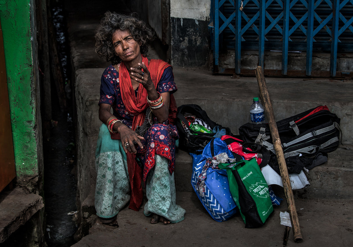 Homeless woman in the streets of Bangladesh Poster och Canvastavla