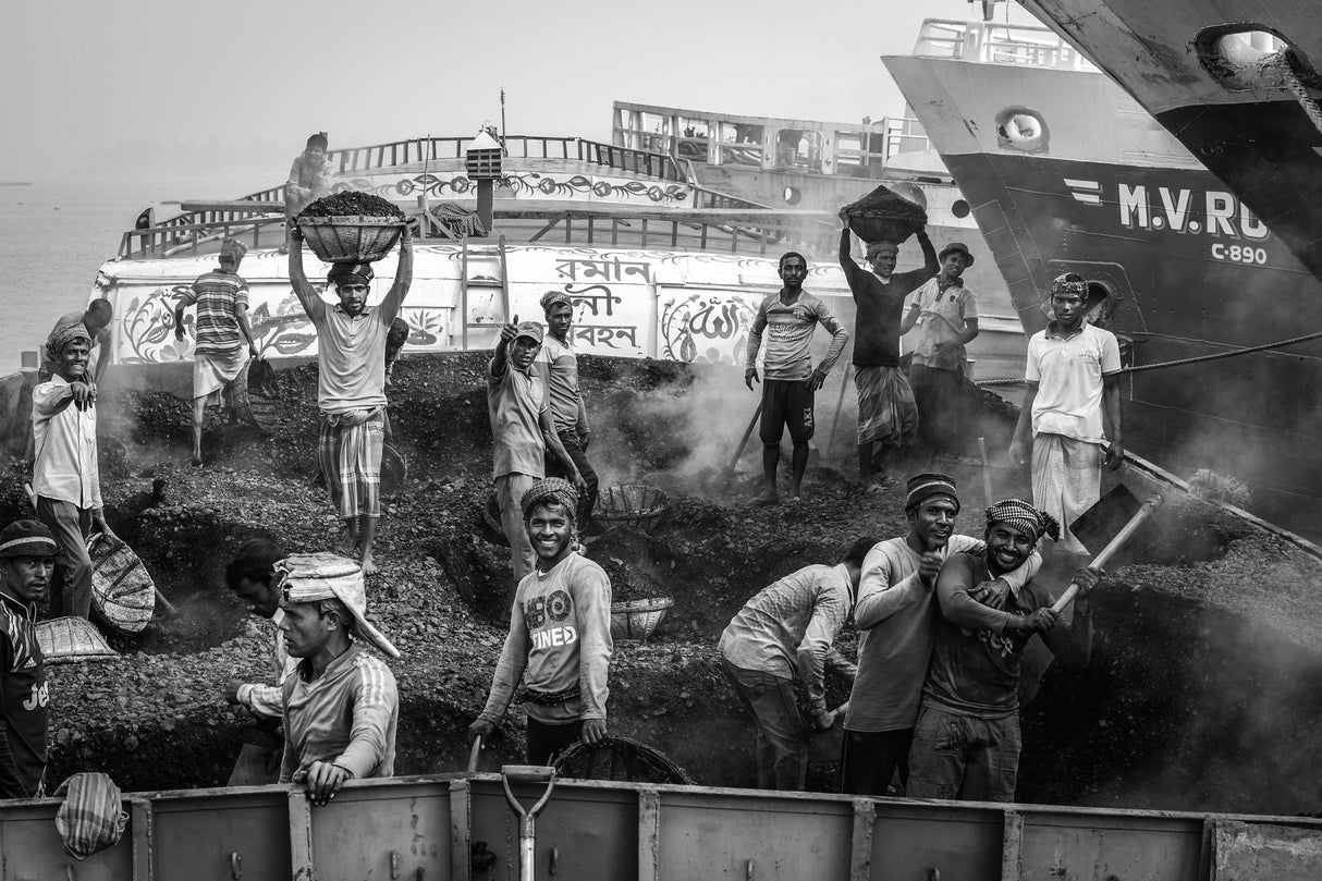 Coal boat with labourers Poster och Canvastavla