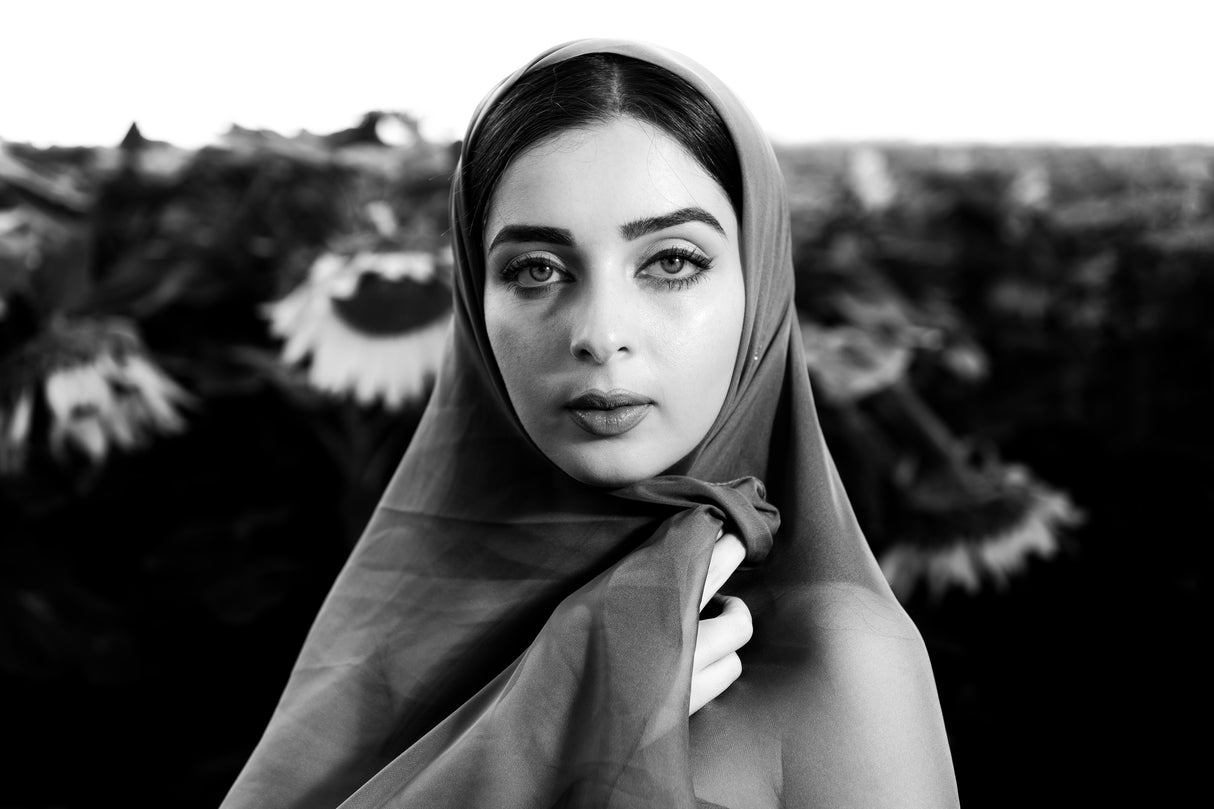 The woman and the field Poster och Canvastavla