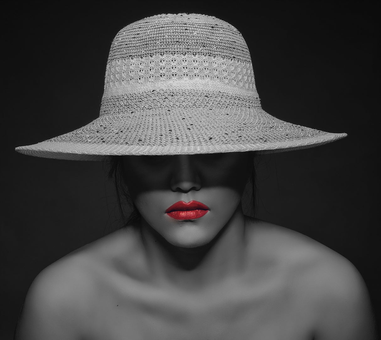 BEAUTY UNDER HAT Poster och Canvastavla