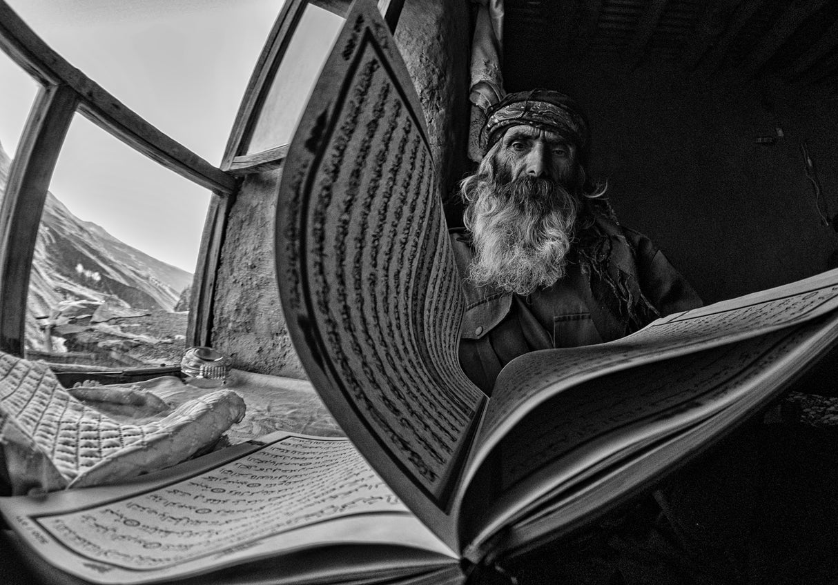 Old men he is reading Poster och Canvastavla