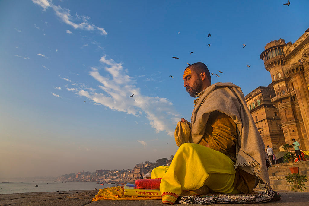 Morning meditation along Ganges Poster och Canvastavla