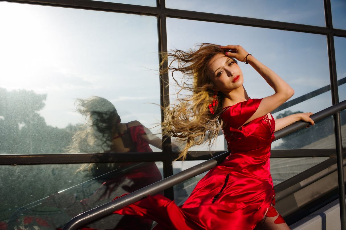 Dancing in the Wind, a Red Dress  :  Katty Poster och Canvastavla