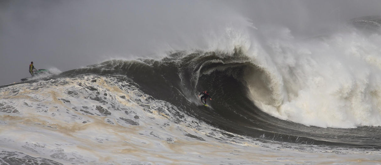 Surfing in big waves Poster och Canvastavla