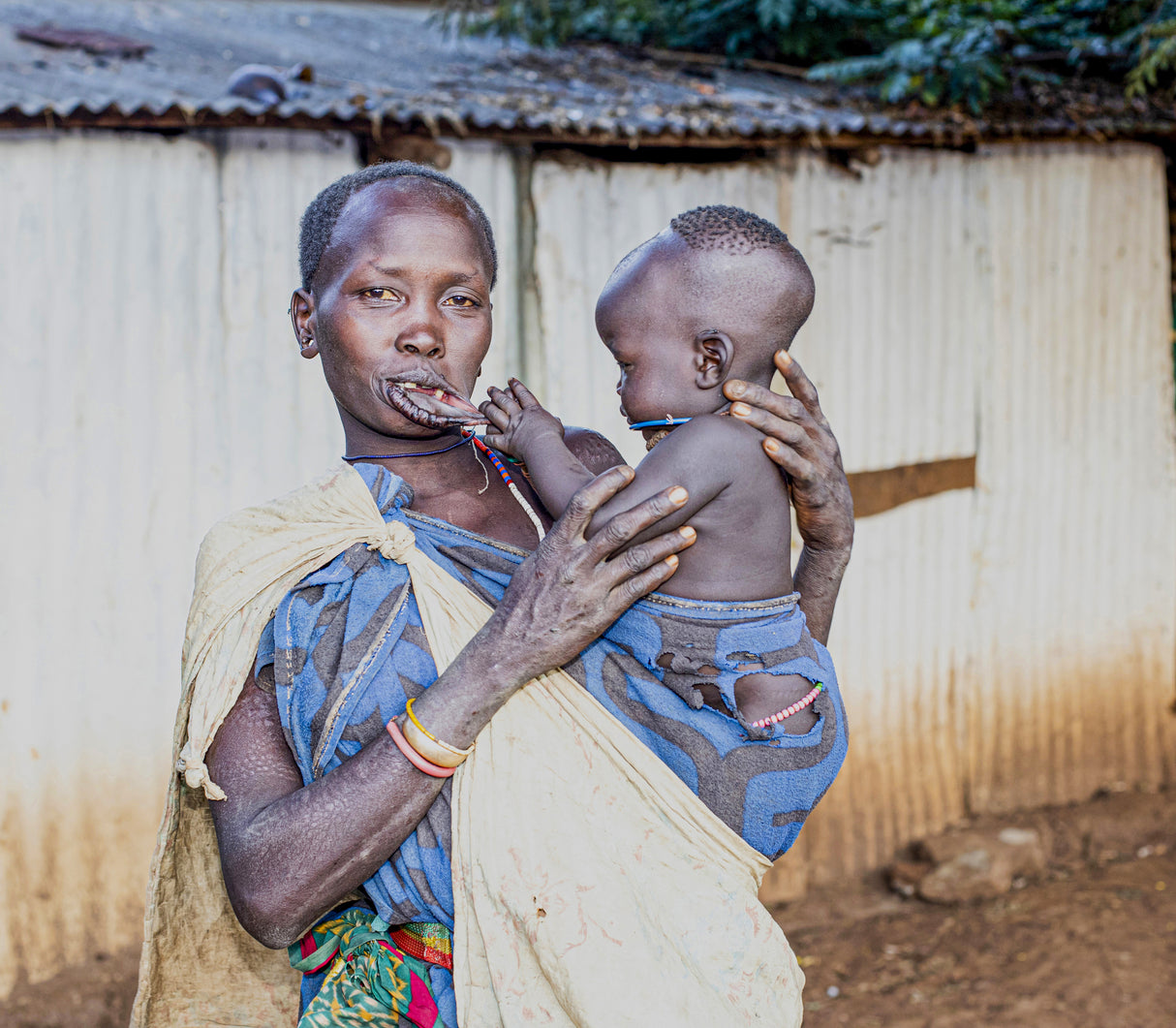 Mother and child Suri tribe. Poster och Canvastavla