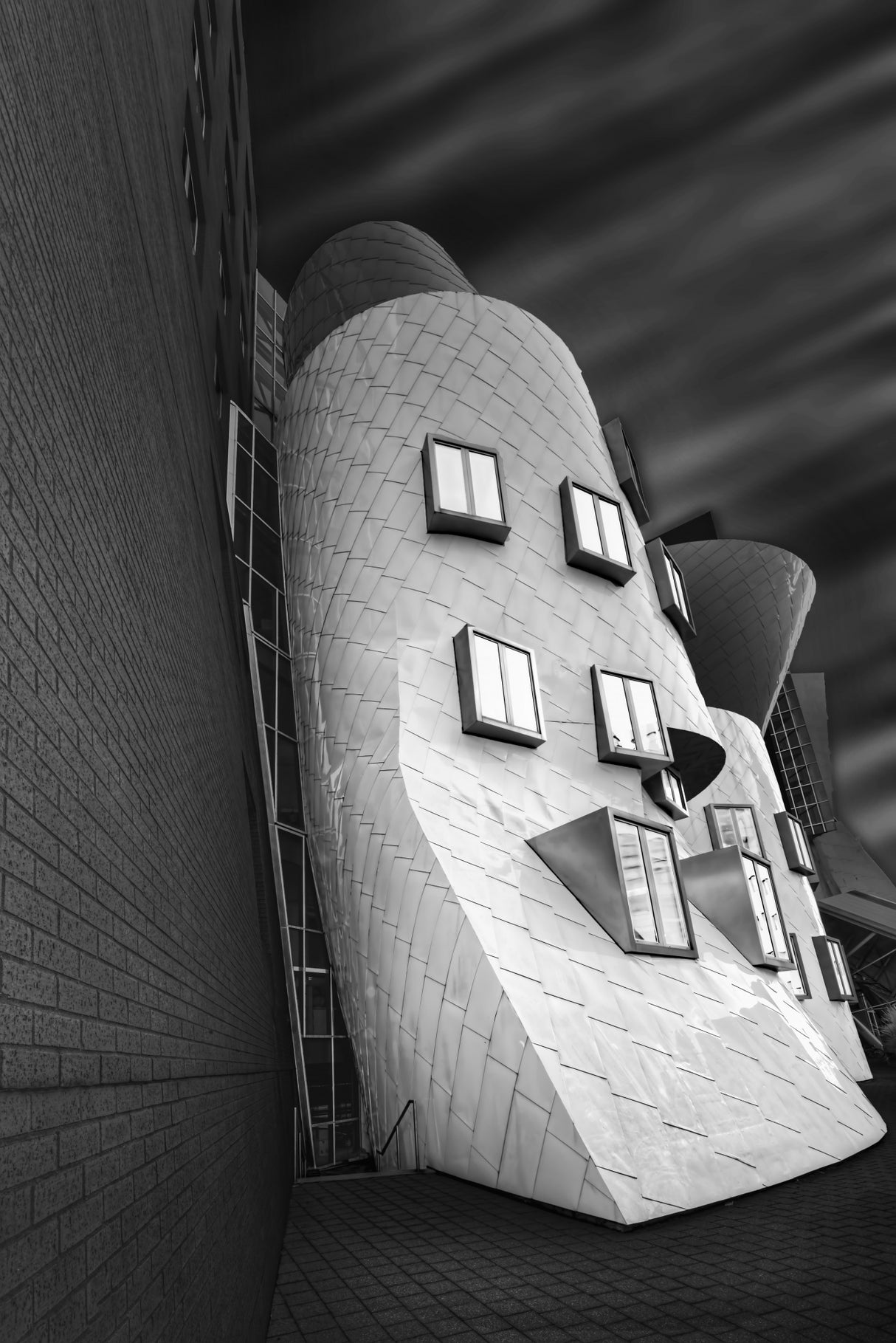 Brick Wall &amp; Curve Metal Panel Poster och Canvastavla