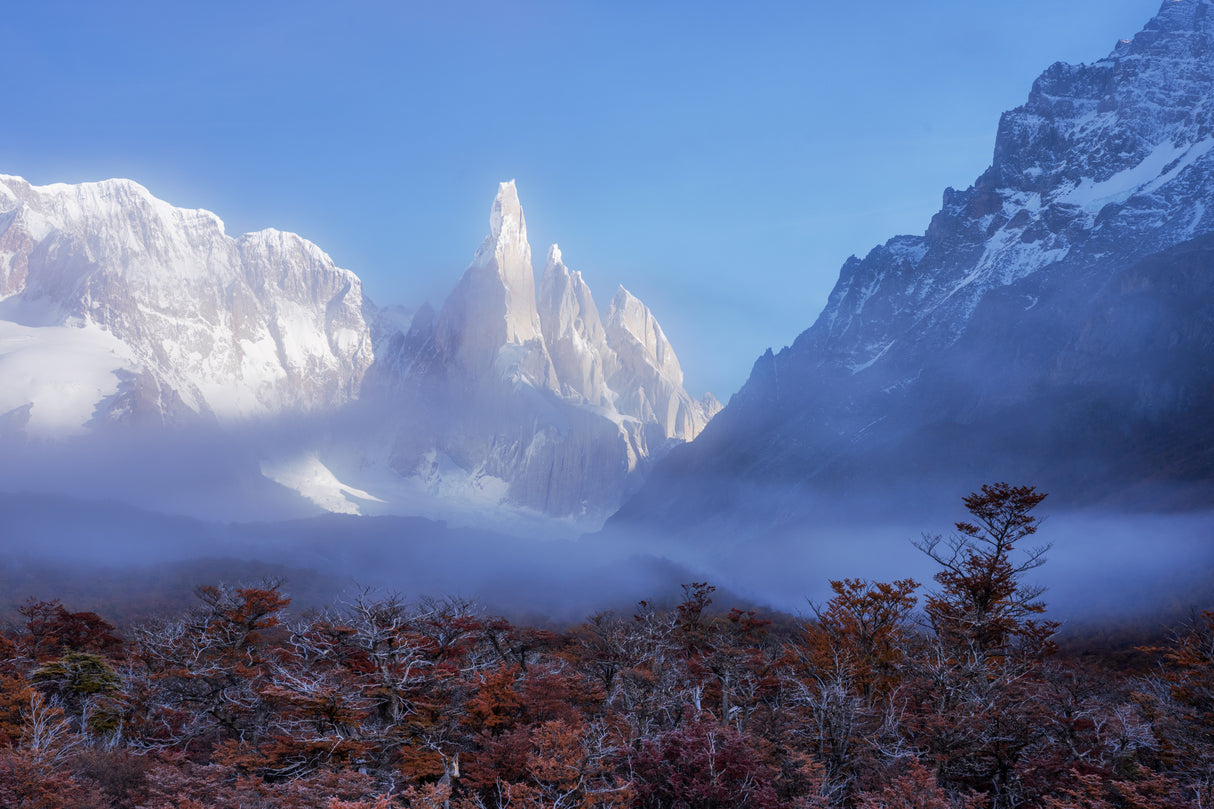Thin Fog Veil of Mt. Fitz Roy Poster och Canvastavla