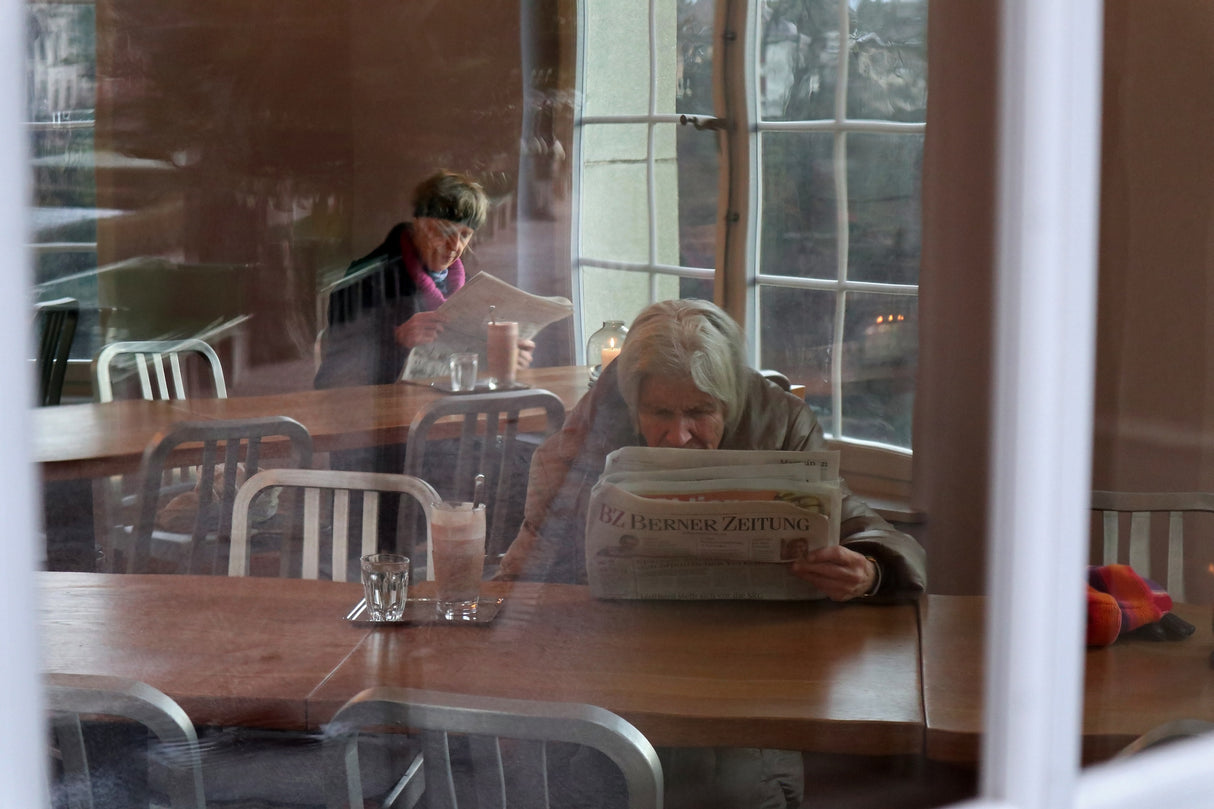 Reading the newspaper Poster och Canvastavla
