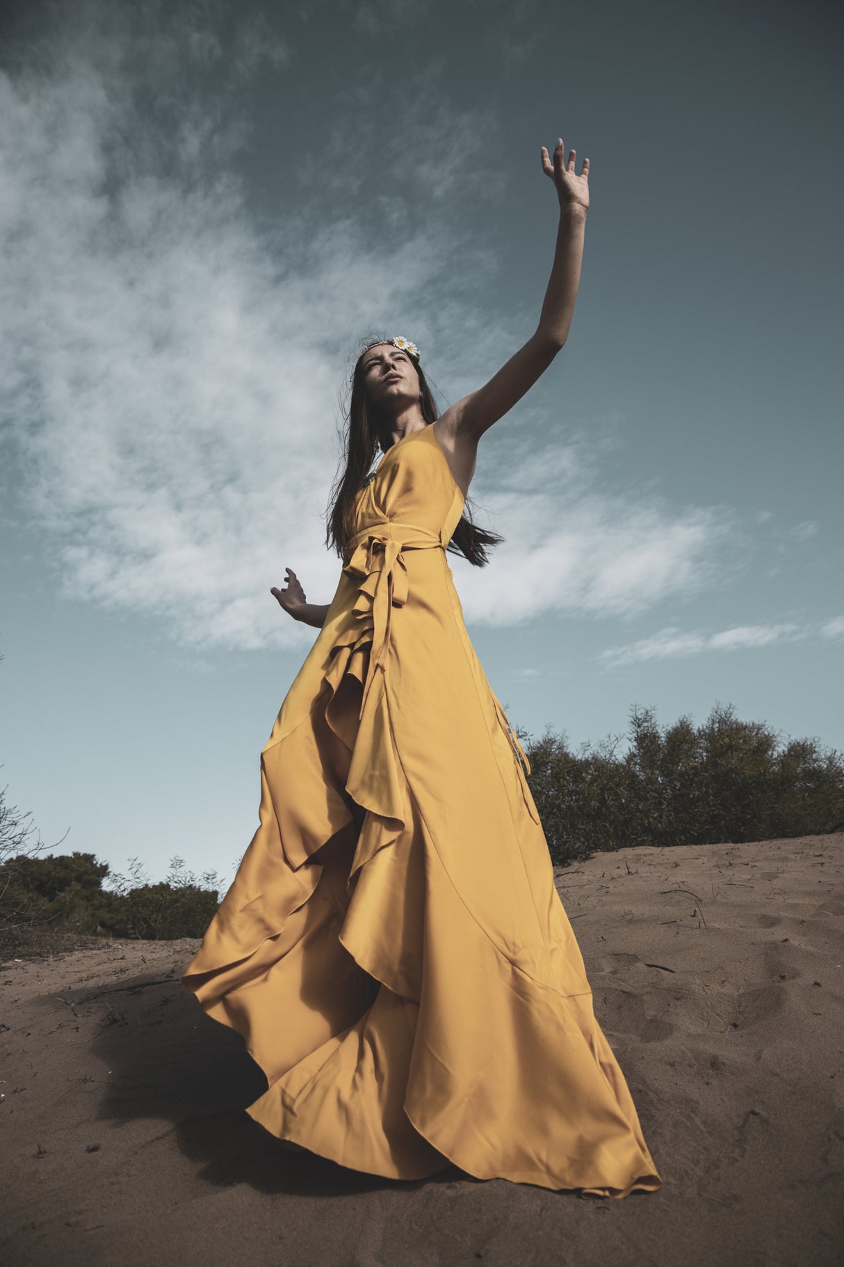 woman in yellow dress Poster och Canvastavla