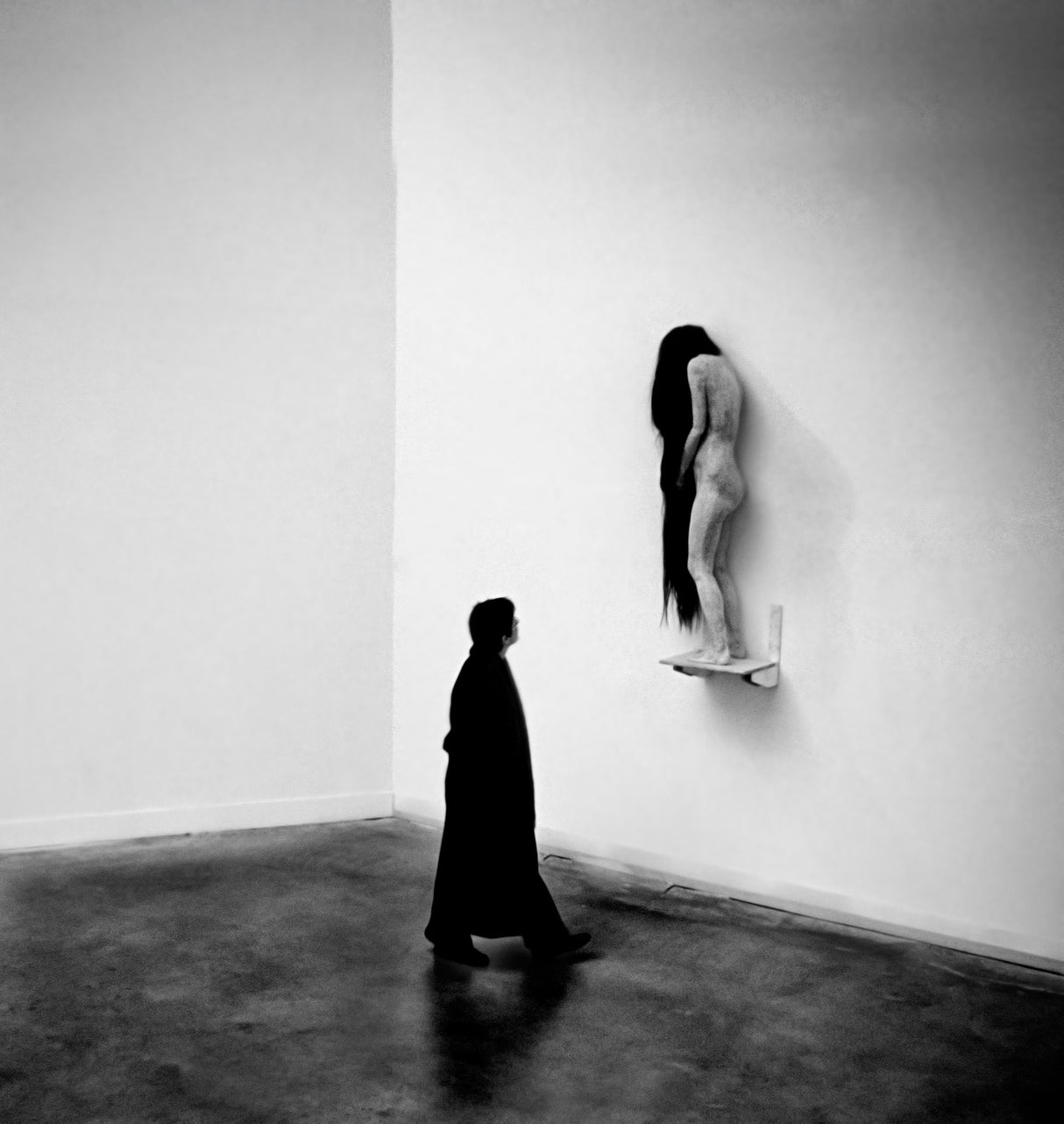 The man and the statue. Venice Biennale Poster och Canvastavla