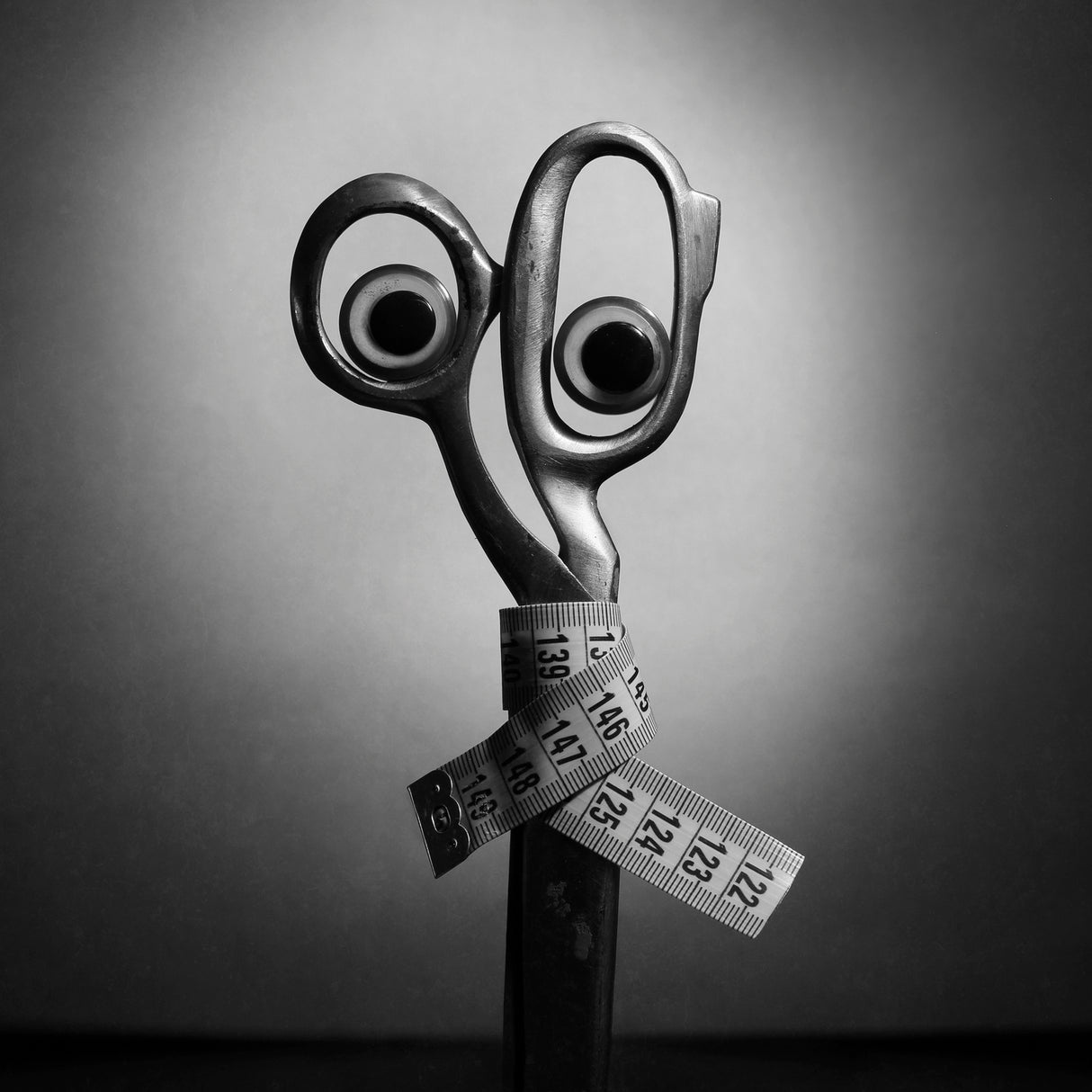 What are you looking at?!  Or crazy Mr. Scissors Poster och Canvastavla