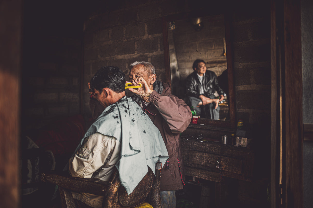 barber of Inle lake Poster och Canvastavla