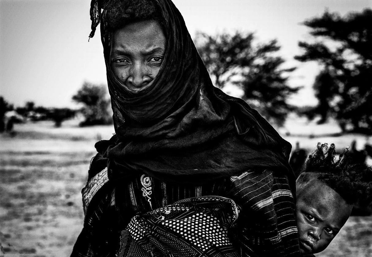 Mother and her child in the gerewol festival - Niger Poster och Canvastavla