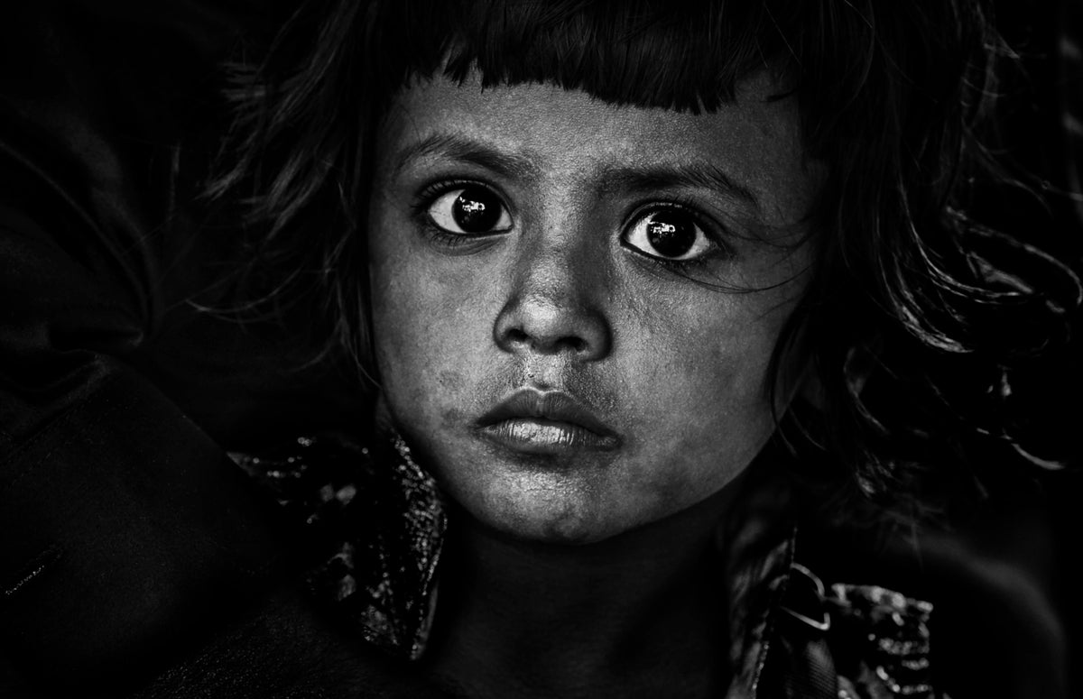 Little girl in her father's lap - Bangladesh Poster och Canvastavla
