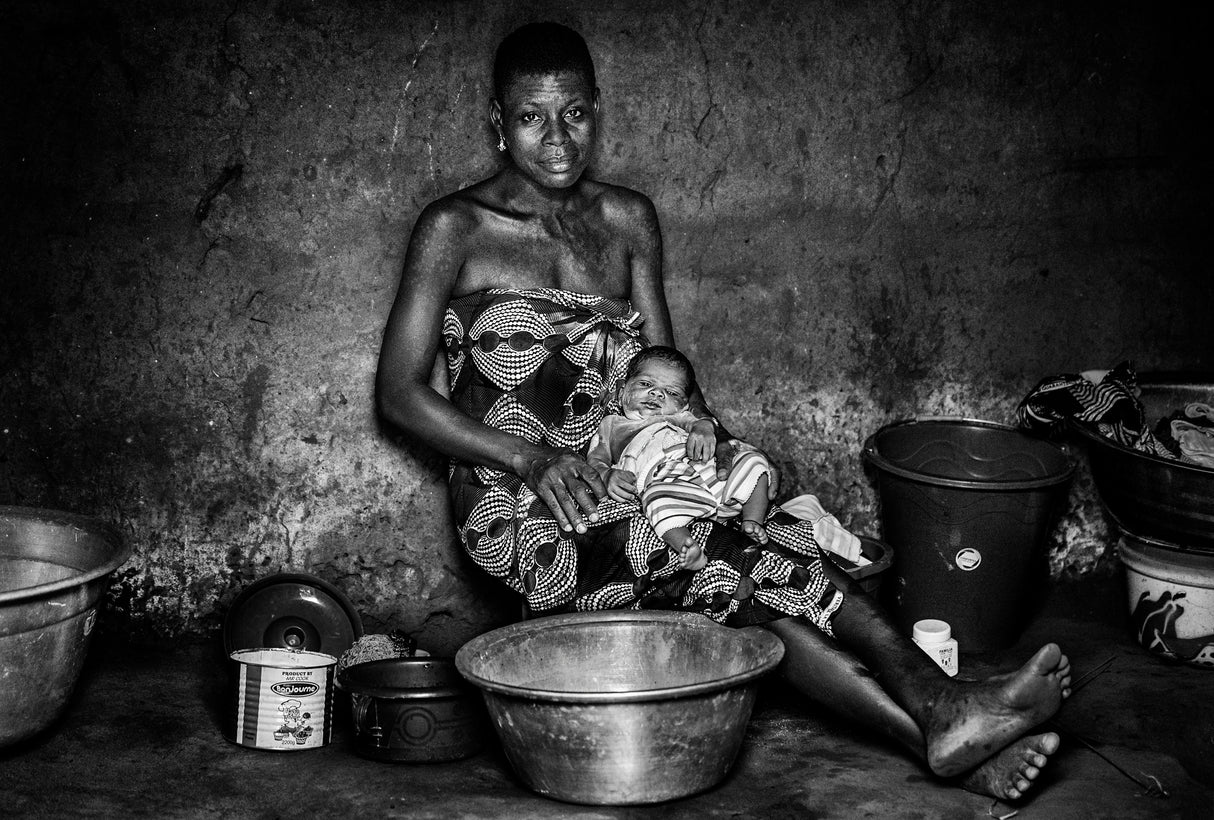 Woman and her chil in their home - Benin Poster och Canvastavla