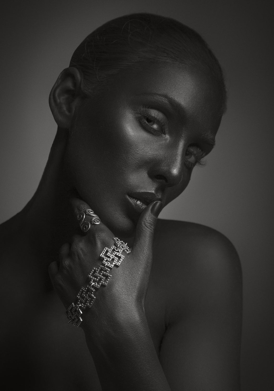 Model with bracelet and ring_3 Poster och Canvastavla