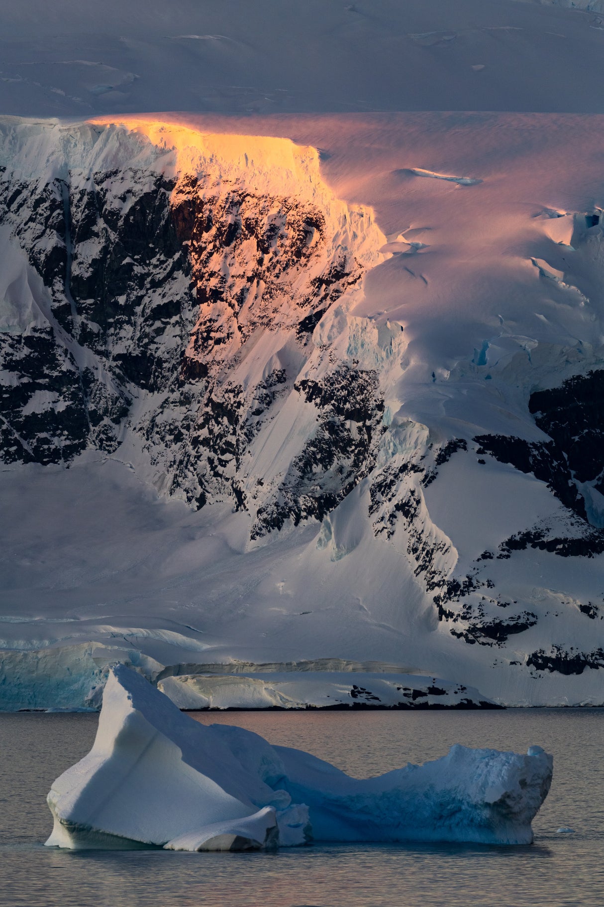 The warm sunshine on snow mountain Poster och Canvastavla