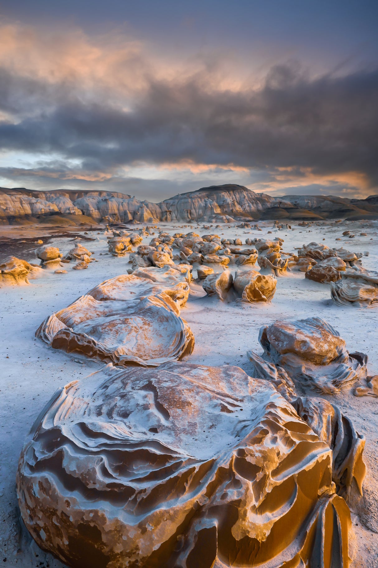 Cracked Eggs at Bisti Badlands Poster och Canvastavla