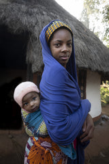 young mum with her child at Idool palace, Cameroon Poster och Canvastavla