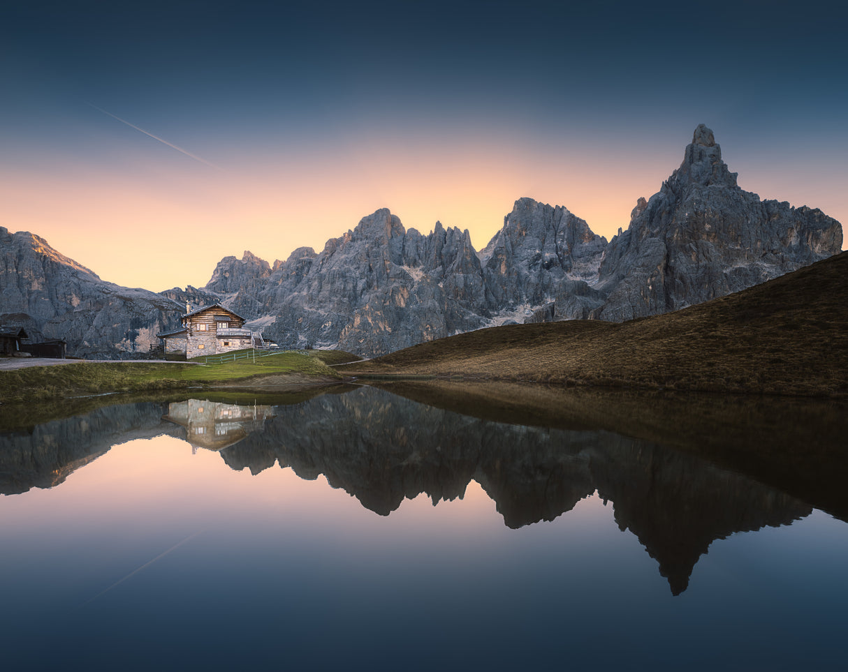 Mountain Lodge In Morning Poster och Canvastavla
