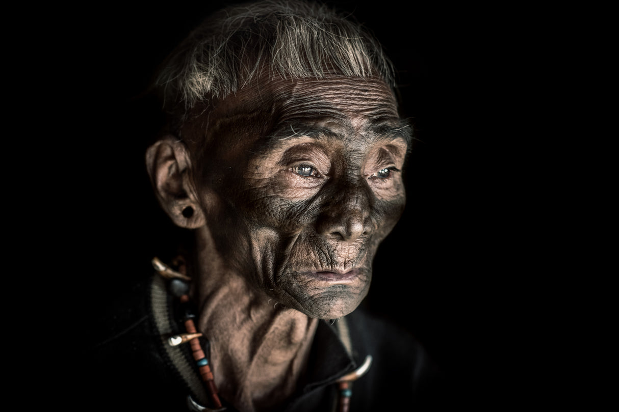 The tattooed face of a Konyak man Poster och Canvastavla