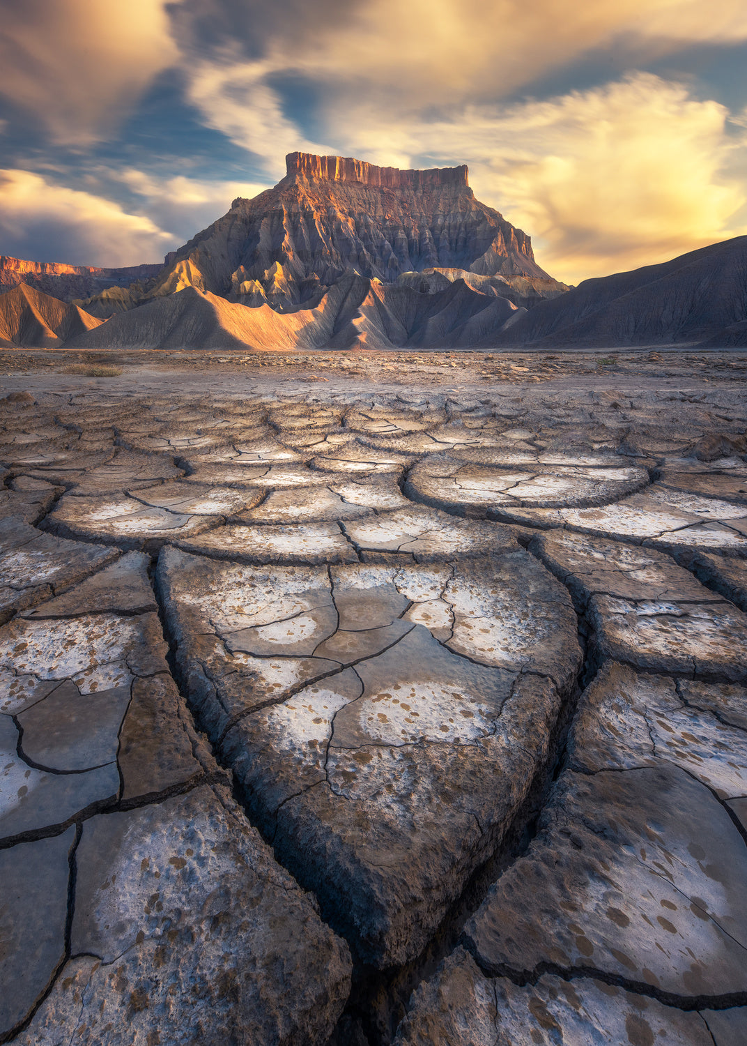 Butte and Mud Cracks Poster och Canvastavla