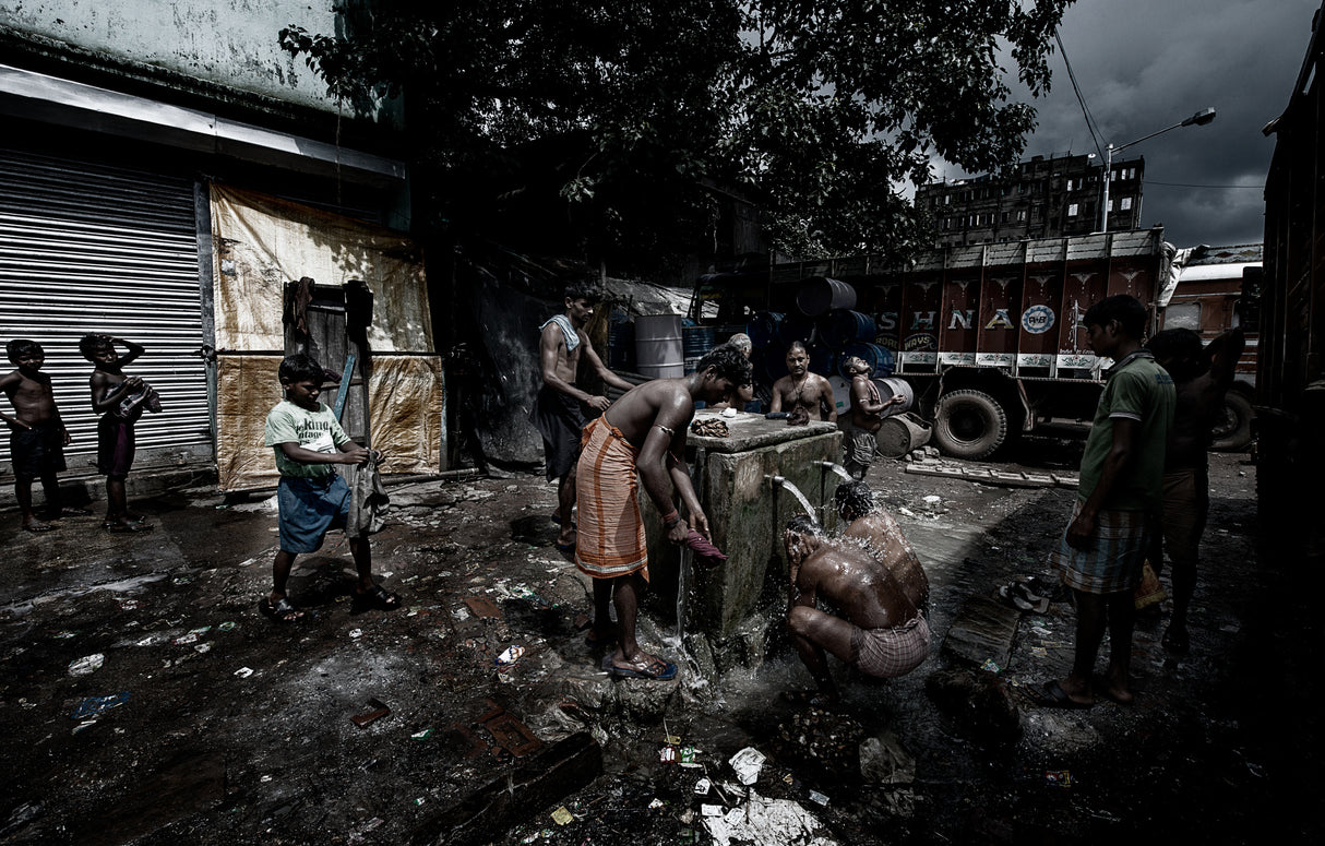 Having a shower in the street - Colcatta - India Poster och Canvastavla