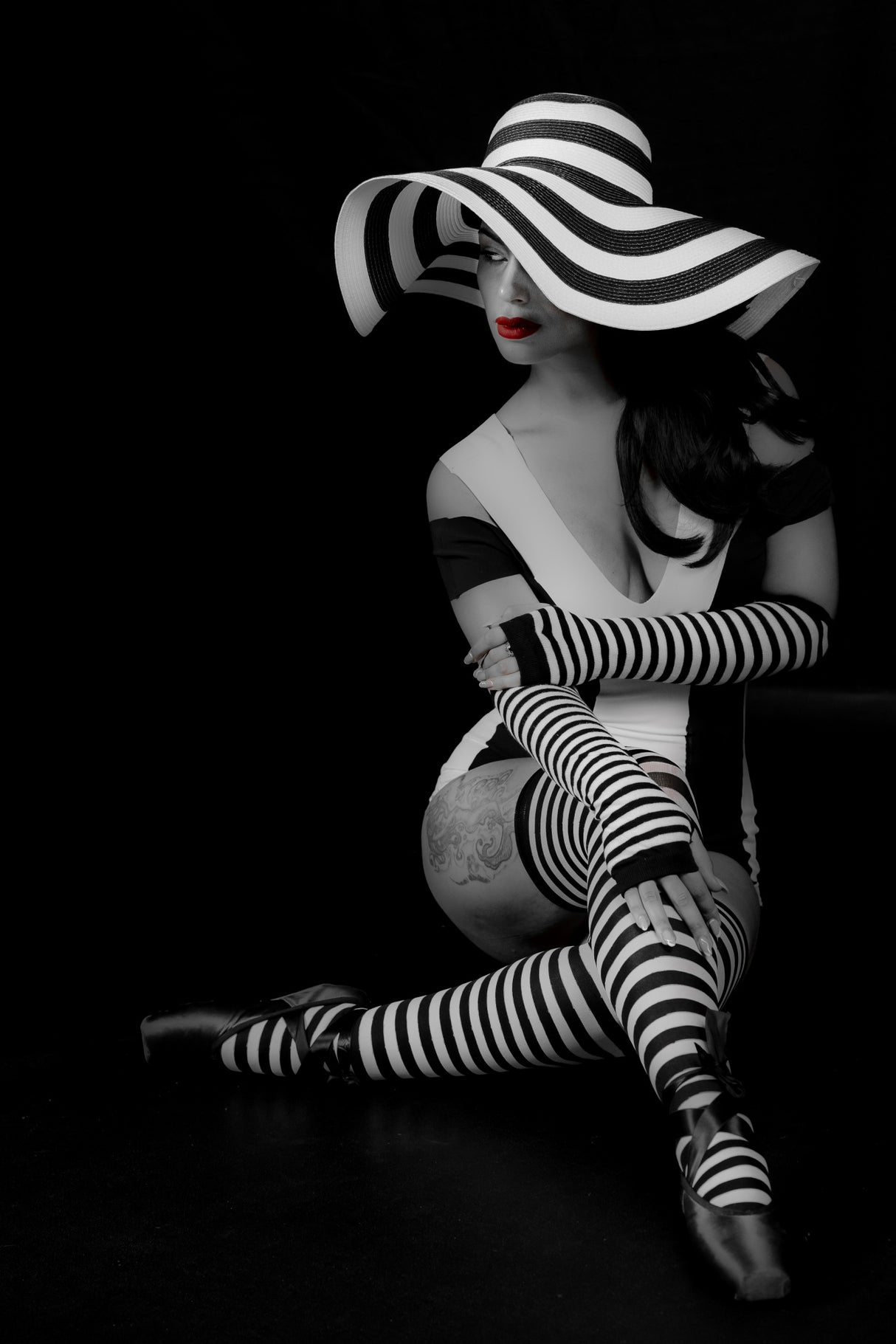 red on black and white Poster och Canvastavla