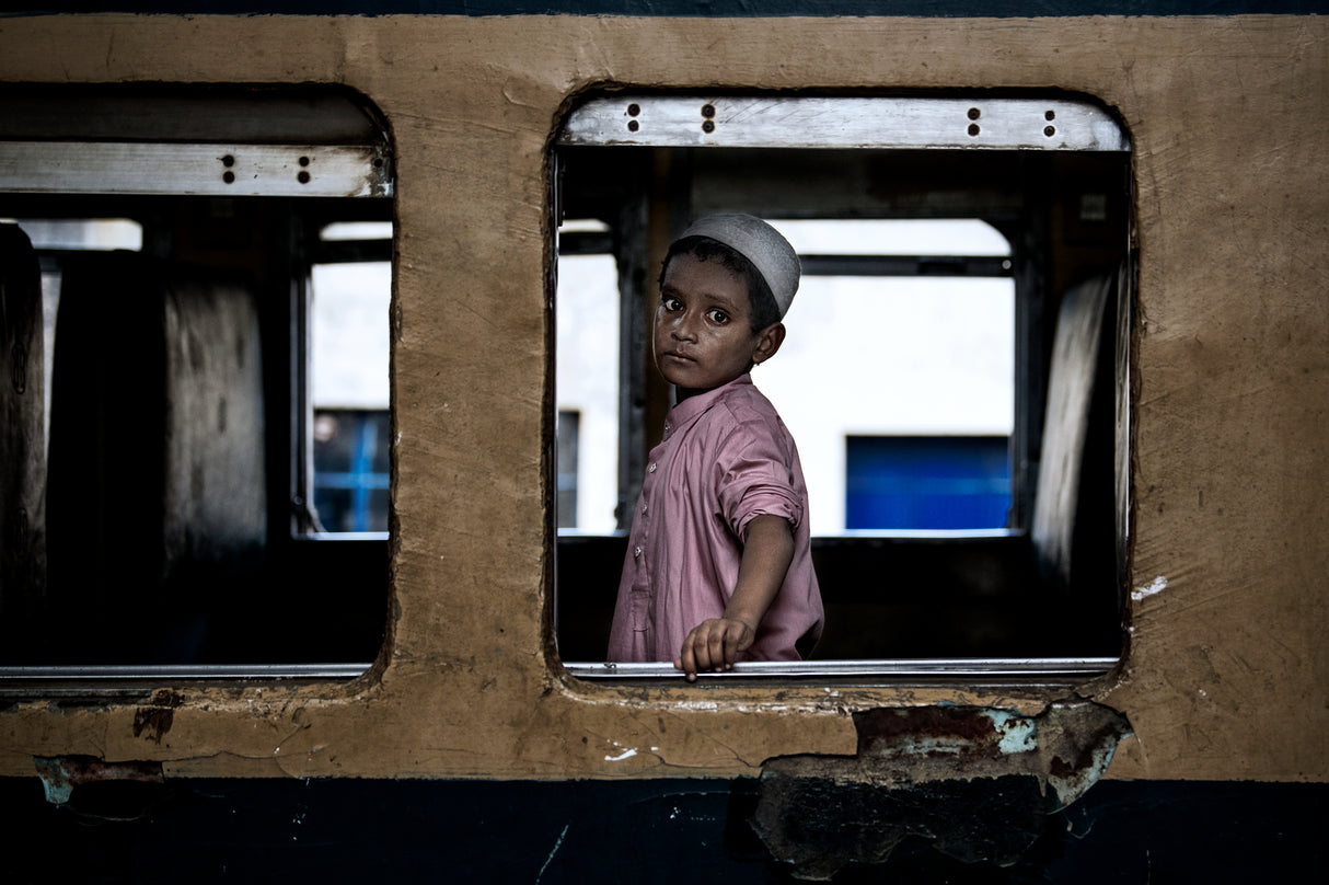 Boy alone in a train carriage - Bangladesh Poster och Canvastavla