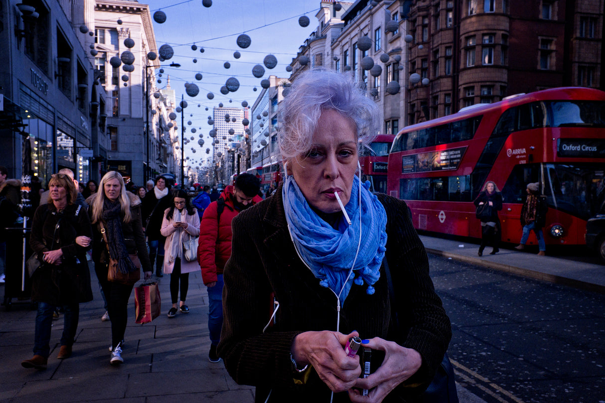 The woman with the blue scarf Poster och Canvastavla