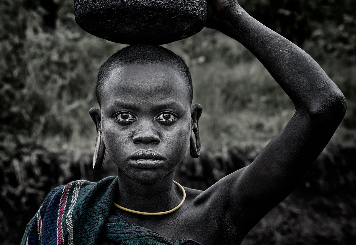 Surmi tribe girl. Poster och Canvastavla