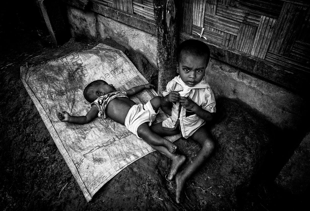 Rohingya boy taking care of his brother - Bangladesh Poster och Canvastavla