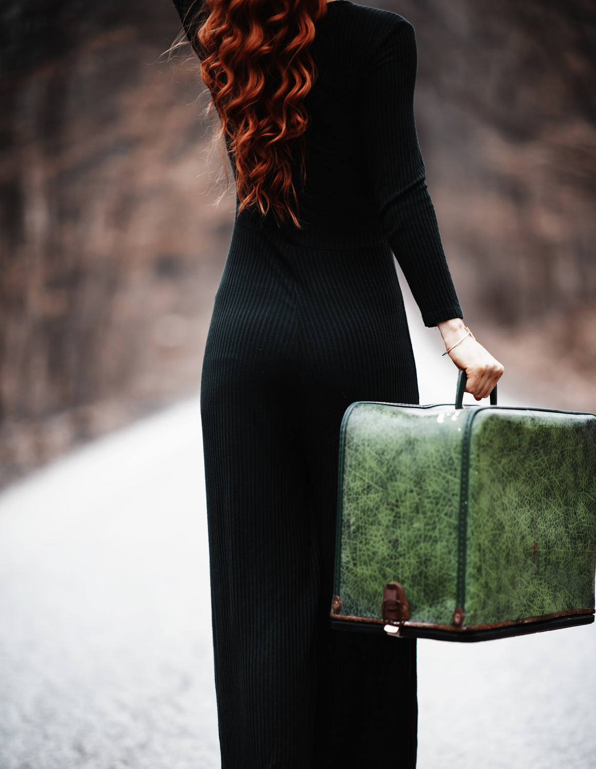woman with a suitcase Poster och Canvastavla