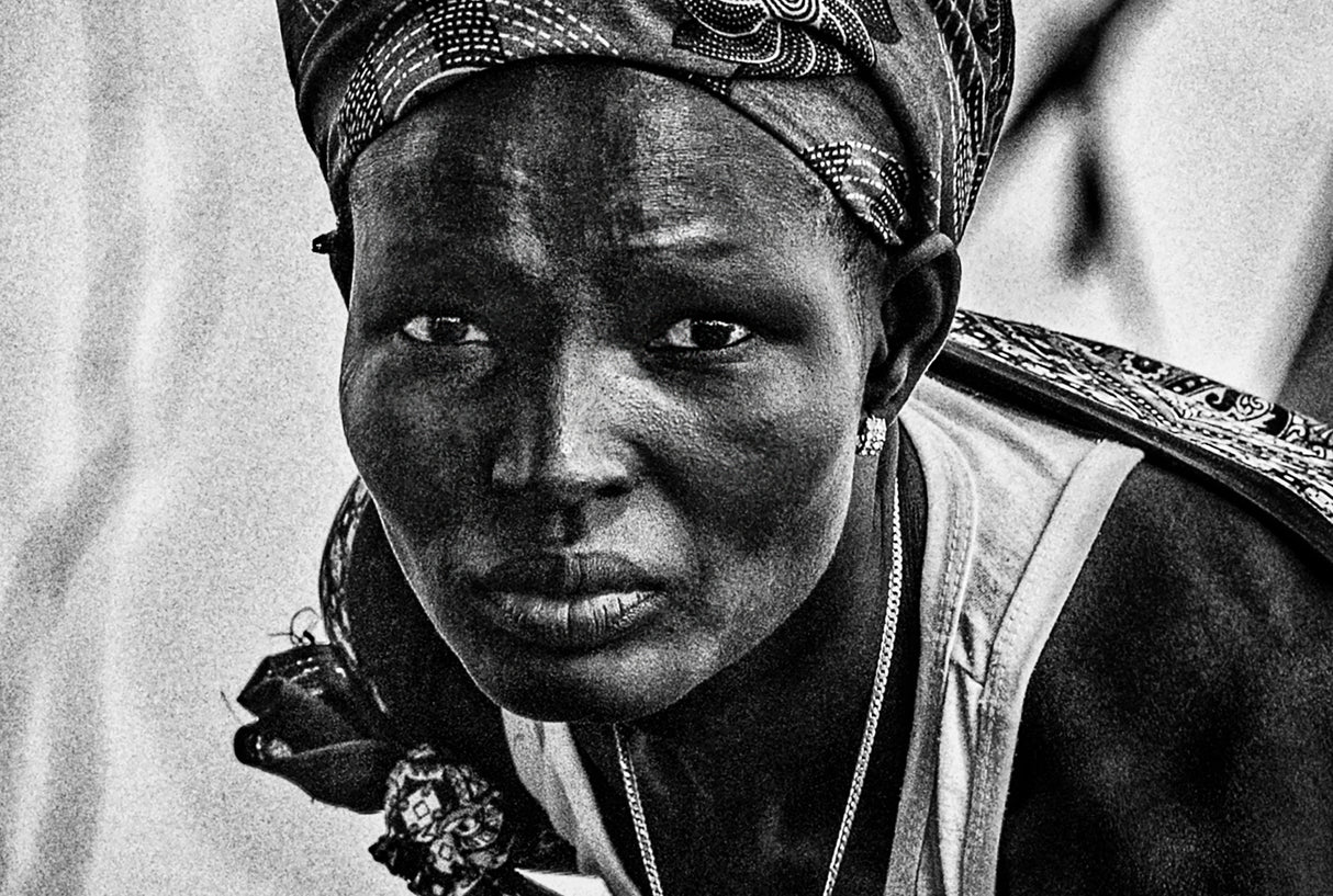 Mundari woman at a religious ceremony Poster och Canvastavla