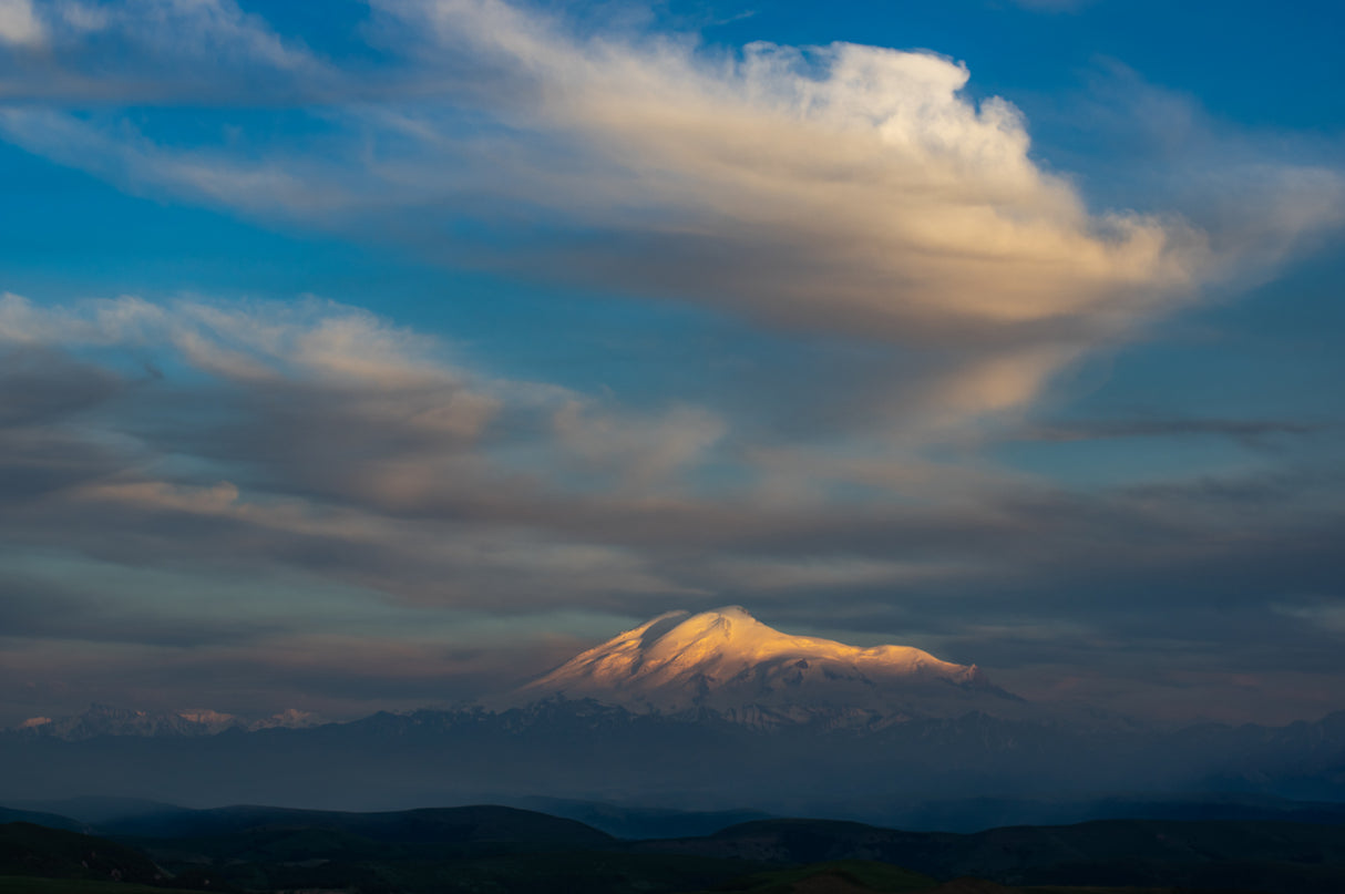 ELBRUS AND THE CLOUD Poster och Canvastavla