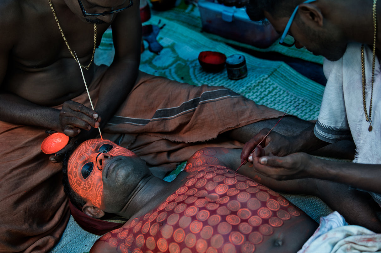 Painting a Theyyam Ceremony Performer- Kannur - India Poster och Canvastavla