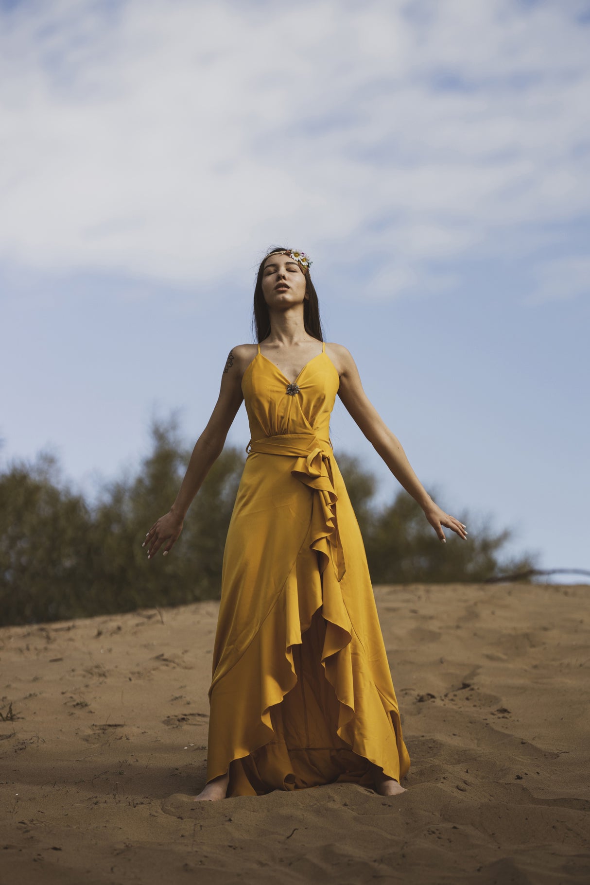 woman in yellow dress Poster och Canvastavla