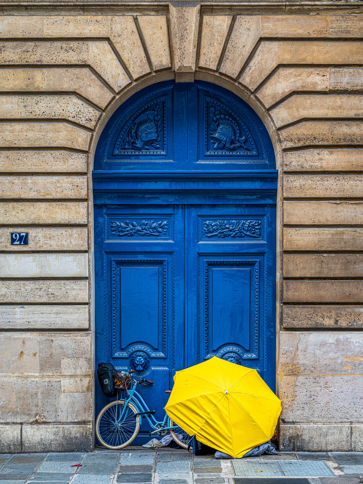 Blue Door, Yellow Umbrella Poster och Canvastavla