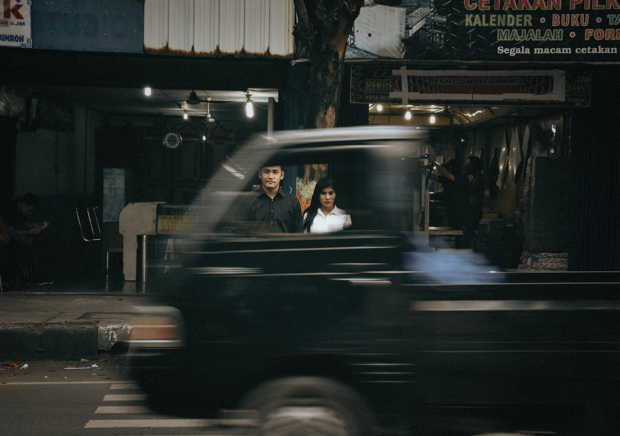 portrait of a couple on the street Poster och Canvastavla
