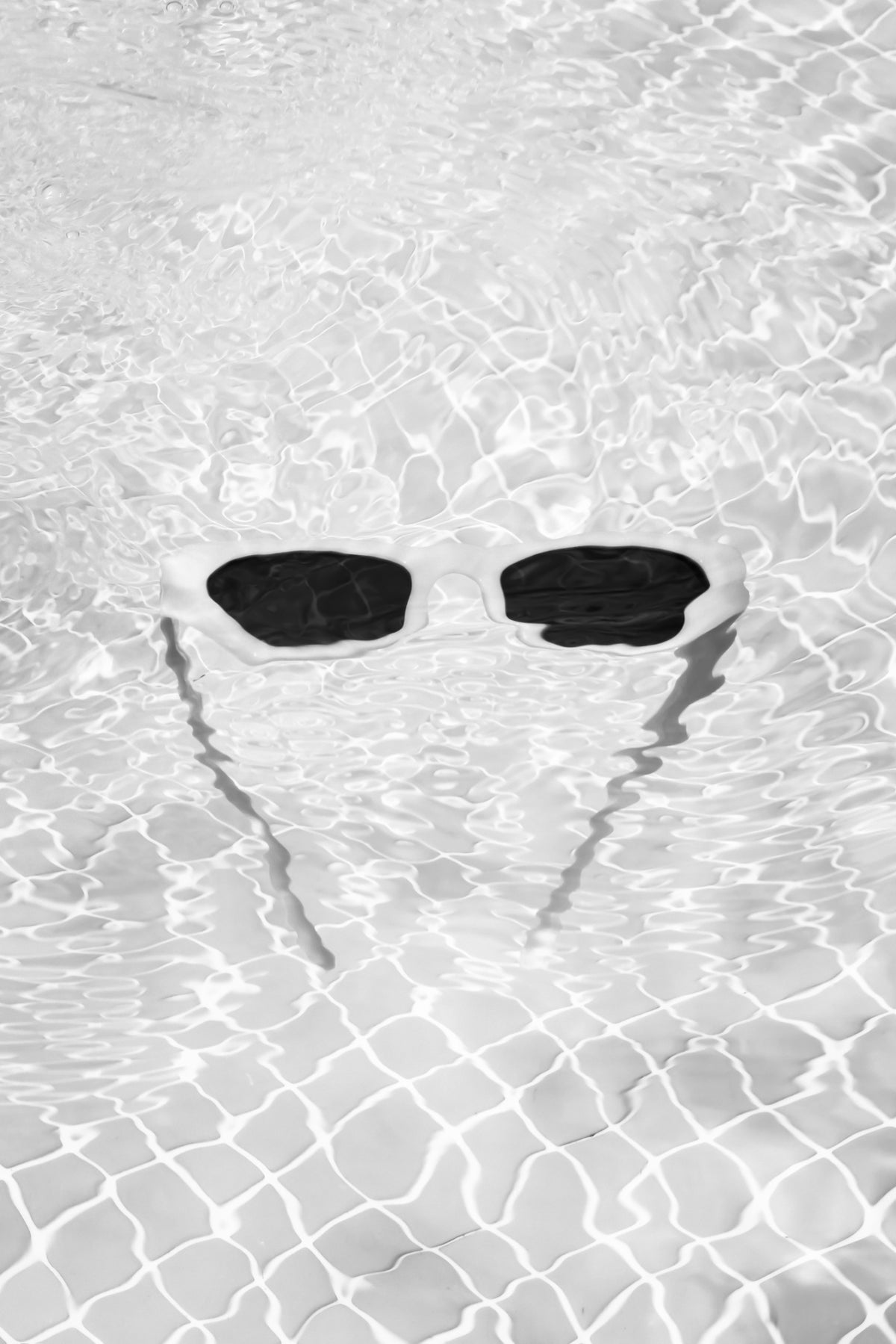 Sunglasses In Pool Poster och Canvastavla
