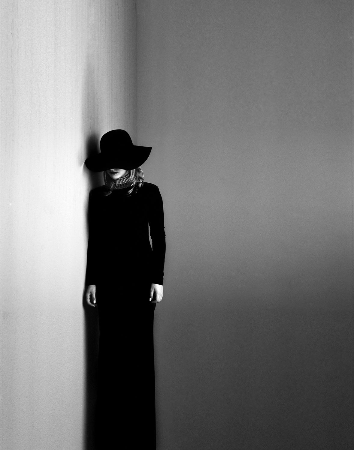 Black dress, white soul Poster och Canvastavla