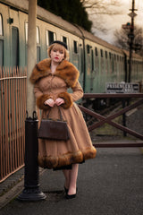 Lady at the station Poster och Canvastavla