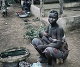 Breastfeeding her child in the market (Benin) Poster och Canvastavla