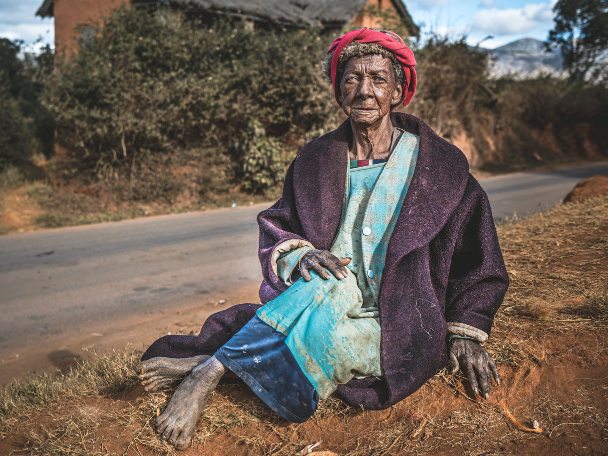 The elderly lady and her dignity Poster och Canvastavla