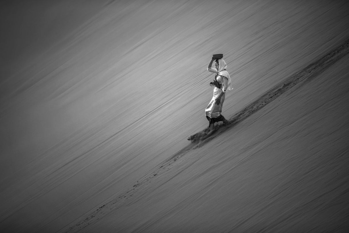Crossing the sand dunes Poster och Canvastavla